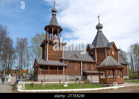 SHARYA, RUSSLAND - 30. APRIL 2023: Moderne Holzkirche St. Nicholas der Wundertäter an einem sonnigen Apriltag Stockfoto