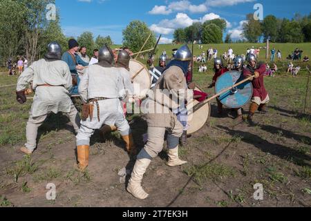 SHEVELEVO, RUSSLAND - 05. AUGUST 2023: Gruppenduell der Krieger des Frühmittelalters. Historisches Festival „Fürstliche Bruderschaft“. Region Nowgorod Stockfoto