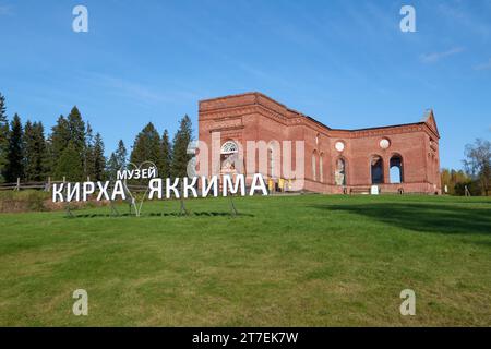 LAKHDENPOHYA, RUSSLAND - 06. OKTOBER 2023: Blick auf das alte Gebäude der lutherischen Kirche der Pfarrei Jaakkima (Museum der Engelsstadt) Stockfoto