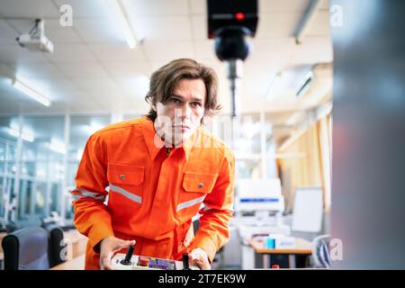 Maschinenbauingenieur mit Koordinatenmessgerät CMM-Messtechnologien an der Produktionslinie in der Industriefabrik. Stockfoto