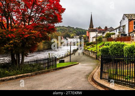 Schöne Aussicht auf den Fluss Dee mit Blick auf die Llangollen Station und Straßenbrücke, 28. Oktober 2023. Stockfoto