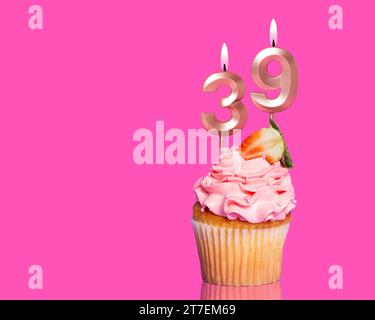 Geburtstagskuchen Mit Kerze Nummer 39 - Auf Heißem Rosa Hintergrund. Stockfoto