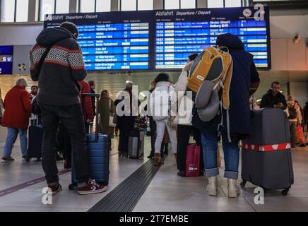 15. November 2023, Nordrhein-Westfalen, Düsseldorf: Passagiere stehen vor der Anzeigetafel am Düsseldorfer Hauptbahnhof. Die Deutsche Zugführergewerkschaft (GDL) hatte einen 20-stündigen Warnstreik bei der Deutschen Bahn AG gefordert. Foto: Oliver Berg/dpa Stockfoto