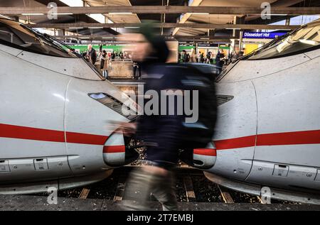 15. November 2023, Nordrhein-Westfalen, Düsseldorf: Ein Mann läuft am Düsseldorfer Hauptbahnhof entlang eines ICE-Zuges. Die Deutsche Zugführergewerkschaft (GDL) hatte einen 20-stündigen Warnstreik bei der Deutschen Bahn AG gefordert. Foto: Oliver Berg/dpa Stockfoto