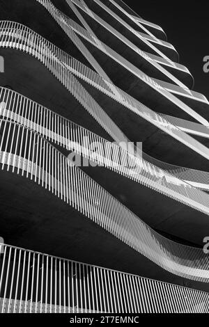 Futuristische Balkone mit neuer Wohnarchitektur in Littlehampton, Großbritannien Stockfoto