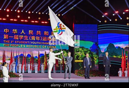 Nanning. November 2023. Dieses Foto vom 15. November 2023 zeigt die Übergabe der Flagge während der Abschlusszeremonie der ersten Schüler-(Jugend-)Spiele Chinas in Nanning der südchinesischen Autonomen Region Guangxi Zhuang am 15. November 2023. Quelle: Zhou Hua/Xinhua/Alamy Live News Stockfoto