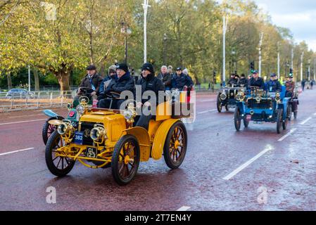 1902 Panhard et Levassor Oldtimer, die an der Rennstrecke von London nach Brighton teilnahmen, ein Oldtimer-Event, das durch Westminster führt Stockfoto