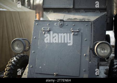 Altes Militärfahrzeug. Altes Auto. Militärtransport des Ersten Weltkriegs. Retro-Details. Stockfoto