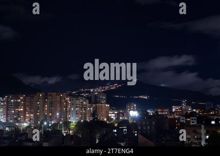 Wunderschöne sternenklare nächtliche Stadtlandschaft von bogota im Norden mit La calera im Hintergrund Stockfoto