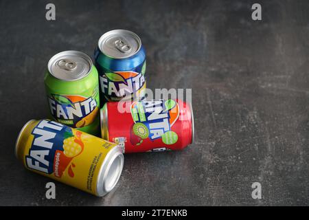 KIEW, UKRAINE - 4. MAI 2023: Dosendosen der Marke Fanta für alkoholfreie Getränke mit verschiedenen Geschmacksrichtungen aus nächster Nähe Stockfoto