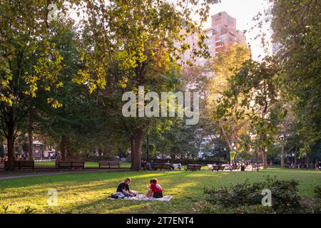Menschen, die einen Sommernachmittag in Rittenhouse Suare, Philadelphia, Pennsylvania, USA genießen Stockfoto