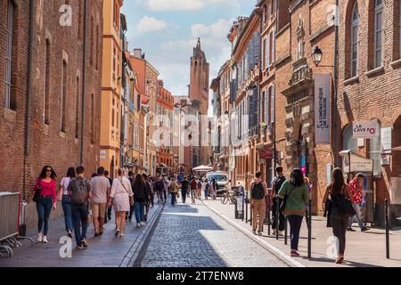 Menschenmassen auf der Rue du Tur (Römerstraße) mit Blick auf Notre-Dame du Taur, Toulouse, Frankreich Stockfoto