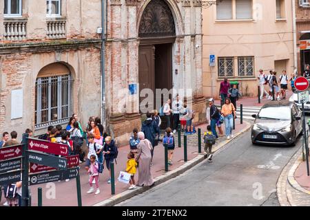 Kinder und Teenager werden außerhalb der Schule abgesetzt, Toulouse, Frankreich Stockfoto