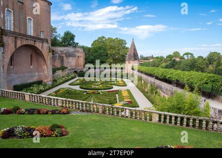 Berbie Palace Gardens (Toulouse Lautrec Museum im Inneren) mit Blick auf den Fluss Tarn, Albi, Frankreich Stockfoto