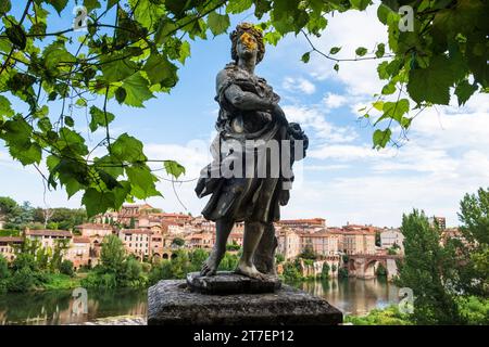 Gartenstatuein Berbie Palace Gärten (Toulouse Lautrec Museum innen) mit Blick auf den Fluss Tarn, Albi, Frankreich Stockfoto