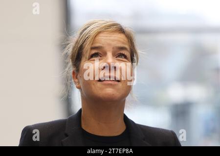 Firma Achenbach Buschhütten Buschhütten, Campus Buschhütten Buschhütten. Die Ministerin für Wirtschaft, Industrie, Klimaschutz und Energie des Landes Nordrhein-Westfalen Mona Neubaur Buendnis Bündnis 90/die Grünen ist zu Gast. Am 15.11.2023 in Kreuztal/Deutschland. *** Unternehmen Achenbach Buschhütten, Campus Buschhütten Buschhütten die Ministerin für Wirtschaft, Industrie, Klimaschutz und Energie des Landes Nordrhein-Westfalen Mona Neubaur Buendnis Bündnis 90 die Gruenen Grünen ist am 15 11 2023 in Kreuztal zu Gast Stockfoto