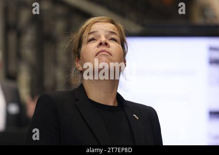 Firma Achenbach Buschhütten Buschhütten, Campus Buschhütten Buschhütten. Die Ministerin für Wirtschaft, Industrie, Klimaschutz und Energie des Landes Nordrhein-Westfalen Mona Neubaur Buendnis Bündnis 90/die Grünen ist zu Gast. Am 15.11.2023 in Kreuztal/Deutschland. *** Unternehmen Achenbach Buschhütten, Campus Buschhütten Buschhütten die Ministerin für Wirtschaft, Industrie, Klimaschutz und Energie des Landes Nordrhein-Westfalen Mona Neubaur Buendnis Bündnis 90 die Gruenen Grünen ist am 15 11 2023 in Kreuztal zu Gast Stockfoto