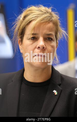 Firma Achenbach Buschhütten Buschhütten, Campus Buschhütten Buschhütten. Die Ministerin für Wirtschaft, Industrie, Klimaschutz und Energie des Landes Nordrhein-Westfalen Mona Neubaur Buendnis Bündnis 90/die Grünen ist zu Gast. Am 15.11.2023 in Kreuztal/Deutschland. *** Unternehmen Achenbach Buschhütten, Campus Buschhütten Buschhütten die Ministerin für Wirtschaft, Industrie, Klimaschutz und Energie des Landes Nordrhein-Westfalen Mona Neubaur Buendnis Bündnis 90 die Gruenen Grünen ist am 15 11 2023 in Kreuztal zu Gast Stockfoto
