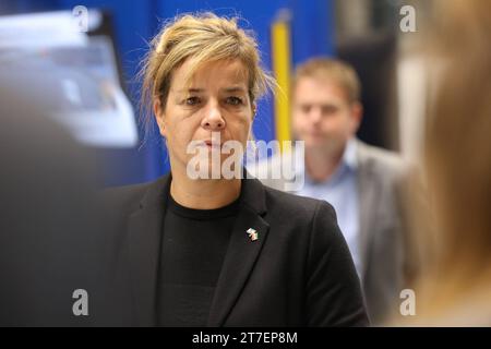 Firma Achenbach Buschhütten Buschhütten, Campus Buschhütten Buschhütten. Die Ministerin für Wirtschaft, Industrie, Klimaschutz und Energie des Landes Nordrhein-Westfalen Mona Neubaur Buendnis Bündnis 90/die Grünen ist zu Gast. Am 15.11.2023 in Kreuztal/Deutschland. *** Unternehmen Achenbach Buschhütten, Campus Buschhütten Buschhütten die Ministerin für Wirtschaft, Industrie, Klimaschutz und Energie des Landes Nordrhein-Westfalen Mona Neubaur Buendnis Bündnis 90 die Gruenen Grünen ist am 15 11 2023 in Kreuztal zu Gast Stockfoto