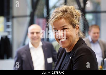 Firma Achenbach Buschhütten Buschhütten, Campus Buschhütten Buschhütten. Die Ministerin für Wirtschaft, Industrie, Klimaschutz und Energie des Landes Nordrhein-Westfalen Mona Neubaur Buendnis Bündnis 90/die Grünen ist zu Gast. Am 15.11.2023 in Kreuztal/Deutschland. *** Unternehmen Achenbach Buschhütten, Campus Buschhütten Buschhütten die Ministerin für Wirtschaft, Industrie, Klimaschutz und Energie des Landes Nordrhein-Westfalen Mona Neubaur Buendnis Bündnis 90 die Gruenen Grünen ist am 15 11 2023 in Kreuztal zu Gast Stockfoto