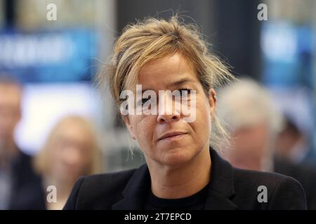 Firma Achenbach Buschhütten Buschhütten, Campus Buschhütten Buschhütten. Die Ministerin für Wirtschaft, Industrie, Klimaschutz und Energie des Landes Nordrhein-Westfalen Mona Neubaur Buendnis Bündnis 90/die Grünen ist zu Gast. Am 15.11.2023 in Kreuztal/Deutschland. *** Unternehmen Achenbach Buschhütten, Campus Buschhütten Buschhütten die Ministerin für Wirtschaft, Industrie, Klimaschutz und Energie des Landes Nordrhein-Westfalen Mona Neubaur Buendnis Bündnis 90 die Gruenen Grünen ist am 15 11 2023 in Kreuztal zu Gast Stockfoto