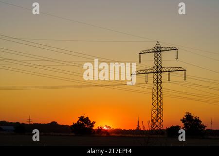 Strom-Pylon bei Sonnenuntergang, Energieversorgung Stockfoto