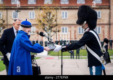 Denmarks Königin Margrethe nimmt an einer Parade bei der Royal Life Guard Teil und überreicht die Queen's Watch an Jonathan Mazanti Andersen aus Helsingoer in der Life Guards Barracks in Kopenhagen, Dänemark, Mittwoch, den 15. November 2023. Bei der Parade überreicht die Königin der Wache eine Uhr, die geehrt wird, weil sie ein guter Kamerad und ein geschickter Soldat gewesen ist Stockfoto