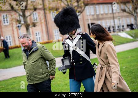 Denmarks Königin Margrethe nimmt an einer Parade bei der Royal Life Guard Teil und überreicht die Queen's Watch an Jonathan Mazanti Andersen aus Helsingoer in der Life Guards Barracks in Kopenhagen, Dänemark, Mittwoch, den 15. November 2023. Bei der Parade überreicht die Königin der Wache eine Uhr, die geehrt wird, weil sie ein guter Kamerad und ein geschickter Soldat gewesen ist Stockfoto