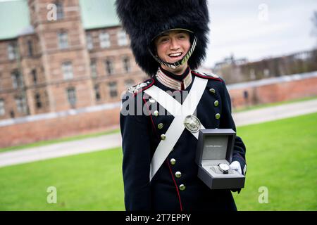 Denmarks Königin Margrethe nimmt an einer Parade bei der Royal Life Guard Teil und überreicht die Queen's Watch an Jonathan Mazanti Andersen aus Helsingoer in der Life Guards Barracks in Kopenhagen, Dänemark, Mittwoch, den 15. November 2023. Bei der Parade überreicht die Königin der Wache eine Uhr, die geehrt wird, weil sie ein guter Kamerad und ein geschickter Soldat gewesen ist Stockfoto