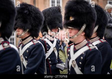 Denmarks Königin Margrethe nimmt an einer Parade bei der Royal Life Guard Teil und überreicht die Queen's Watch an Jonathan Mazanti Andersen aus Helsingoer in der Life Guards Barracks in Kopenhagen, Dänemark, Mittwoch, den 15. November 2023. Bei der Parade überreicht die Königin der Wache eine Uhr, die geehrt wird, weil sie ein guter Kamerad und ein geschickter Soldat gewesen ist Stockfoto