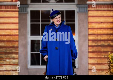 Denmarks Königin Margrethe nimmt an einer Parade bei der Royal Life Guard Teil und überreicht die Queen's Watch an Jonathan Mazanti Andersen aus Helsingoer in der Life Guards Barracks in Kopenhagen, Dänemark, Mittwoch, den 15. November 2023. Bei der Parade überreicht die Königin der Wache eine Uhr, die geehrt wird, weil sie ein guter Kamerad und ein geschickter Soldat gewesen ist Stockfoto