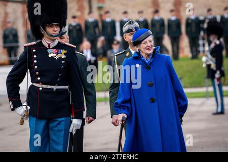 Denmarks Königin Margrethe nimmt an einer Parade bei der Royal Life Guard Teil und überreicht die Queen's Watch an Jonathan Mazanti Andersen aus Helsingoer in der Life Guards Barracks in Kopenhagen, Dänemark, Mittwoch, den 15. November 2023. Bei der Parade überreicht die Königin der Wache eine Uhr, die geehrt wird, weil sie ein guter Kamerad und ein geschickter Soldat gewesen ist Stockfoto