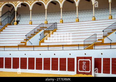 ANTEQUERA, SPANIEN - 17. SEPTEMBER 2023: Stierkampfarena oder plaza de toros Gebäude in Antequera, Spanien am 17. September 2023 Stockfoto