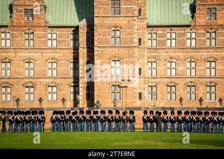 Denmarks Königin Margrethe nimmt an einer Parade bei der Royal Life Guard Teil und überreicht die Queen's Watch an Jonathan Mazanti Andersen aus Helsingoer in der Life Guards Barracks in Kopenhagen, Dänemark, Mittwoch, den 15. November 2023. Bei der Parade überreicht die Königin der Wache eine Uhr, die geehrt wird, weil sie ein guter Kamerad und ein geschickter Soldat gewesen ist Stockfoto