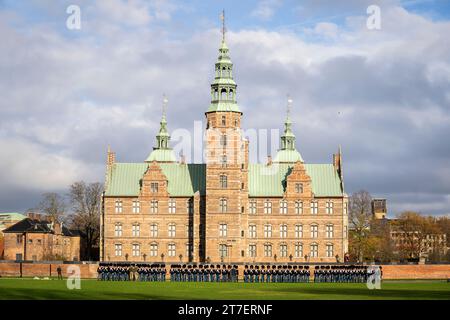 Denmarks Königin Margrethe nimmt an einer Parade bei der Royal Life Guard Teil und überreicht die Queen's Watch an Jonathan Mazanti Andersen aus Helsingoer in der Life Guards Barracks in Kopenhagen, Dänemark, Mittwoch, den 15. November 2023. Bei der Parade überreicht die Königin der Wache eine Uhr, die geehrt wird, weil sie ein guter Kamerad und ein geschickter Soldat gewesen ist Stockfoto