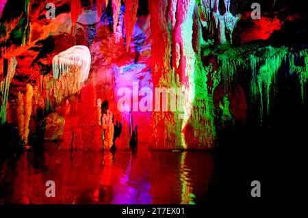 Lichter und Schatten in den yangshuo-Höhlen, Sichuan, China Stockfoto