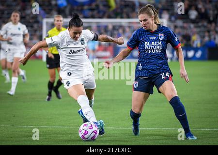 San Diego, Usa. November 2023. San Diego, Vereinigte Staaten, 11. November 2023: Ali Krieger (11 Gotham FC) und Veronica Latsko (24 OL Reign) während der National Women's Soccer League Championship zwischen OL Reign und Gotham FC im Snapdragon Stadium in San Diego, CA USA (NUR REDAKTIONELLE VERWENDUNG). (Rebekah Wynkoop/SPP) Credit: SPP Sport Press Photo. /Alamy Live News Stockfoto