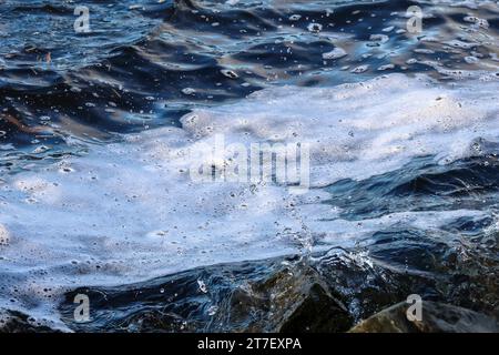 Kinnego, Lough Neagh, County Armagh, Nordirland, Großbritannien. November 2023. Britisches Wetter - ein heller und heller Tag am Lough Neagh im Westwind. Die Temperaturen fallen heute Abend im Landesinneren fast an den Gefrierpunkt. Die blau-grünen Algen des Lough Neagh, die die jüngsten Schlagzeilen hervorgebracht haben, sind verschwunden, aber es gab viel Schaum, als der Wind das Wasser entlang der Küste auflud. Quelle: CAZIMB/Alamy Live News. Stockfoto