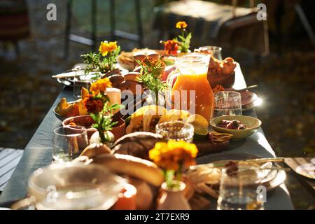 Nahaufnahme des Tisches mit köstlicher Mahlzeit zum Feiern traditioneller Feiertage im Freien Stockfoto