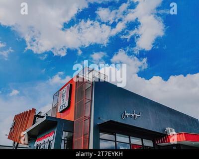 KFC bekannt als Kentucky Fried Chicken Outlet gegen klaren blauen Himmel. Amerikanisches Fast-Food-Restaurantunternehmen Stockfoto