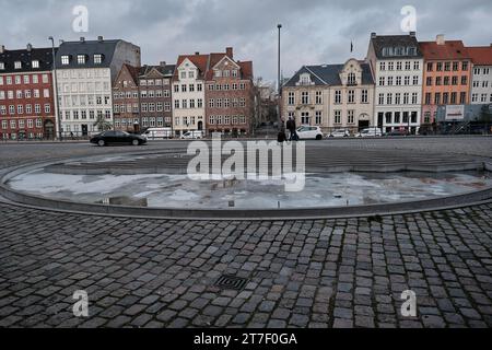 Kopenhagen, Dänemark; 28. November 2022: Bild einer wunderschönen Ecke Kopenhagens, mit zwei Personen zu Fuß und im Hintergrund traditionelle Häuser. Stockfoto