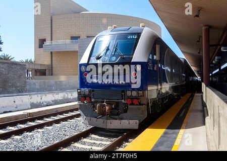Amtrak Pacific surfliner Zug am Bahnsteig L.A. Union Station Metrolink Station Stockfoto