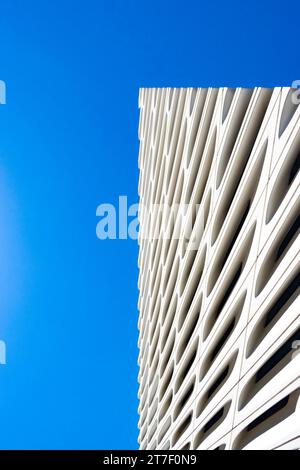 Abstrakte Ansicht mit Blick auf die skulpturale Fassade der breiten Kunstgalerie und des Museums in Los Angeles, Kalifornien, USA Stockfoto