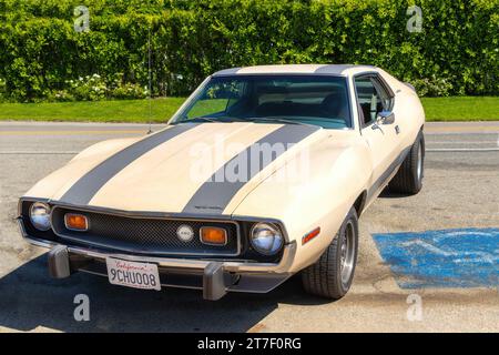 Beigefarbener Klassiker 1970er Jahre AMC Javelin auf mulholland Drive Los Angeles Kalifornien Stockfoto