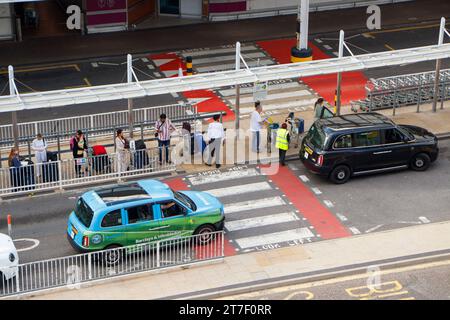 Hohe Sicht auf Passagiere, die in der Warteschlange für Taxis am Flughafen london heathrow lhr stehen Stockfoto