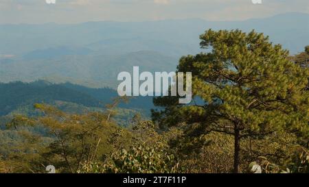 Panoramablick auf mehrschichtige Bergsilhouetten unter blauem Himmel Stockfoto