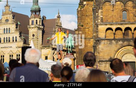 Bremen, Deutschland–14. Juni 2023: Ein weißer Mann, der auf dem Bremer Marktplatz bei Straßenkunst in der Bremer Altstadt auftritt Stockfoto