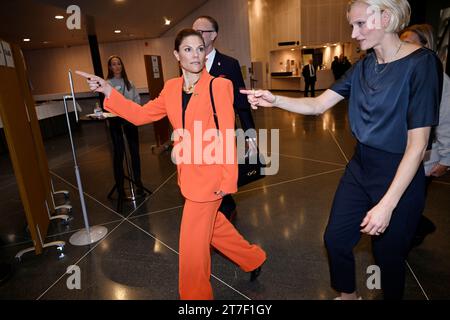 STOCKHOLM, SCHWEDEN 20231115Kronprinzessin Victoria wird von der Betriebsleiterin Carolina Klüft (ehemalige Heptathlonsportlerin) empfangen, als sie in Aul ankommt Stockfoto