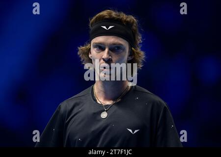 Turin, Italien. 15. November 2023. Andrey Rublev aus Russland sieht sich während des Runden-robin-Einzelspiels gegen Carlos Alcaraz aus Spanien am vierten Tag des Nitto ATP Finals an. Carlos Alcaraz gewann mit 7:5, 6:2. Quelle: Nicolò Campo/Alamy Live News Stockfoto