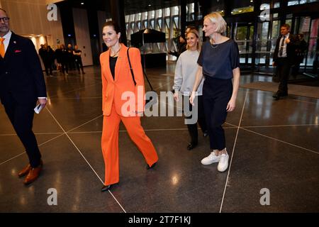 STOCKHOLM, SCHWEDEN 20231115Kronprinzessin Victoria wird von der Betriebsleiterin Carolina Klüft (ehemalige Heptathlonsportlerin) empfangen, als sie in Aul ankommt Stockfoto